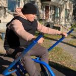 Активная прогулка на городском стадионе